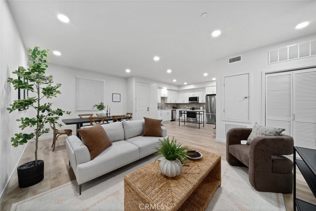 Property Photo:  2475 Victoria Avenue 410  CA 93401 