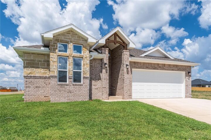 Property Photo:  1800 Ferguson Street  AR 72751 