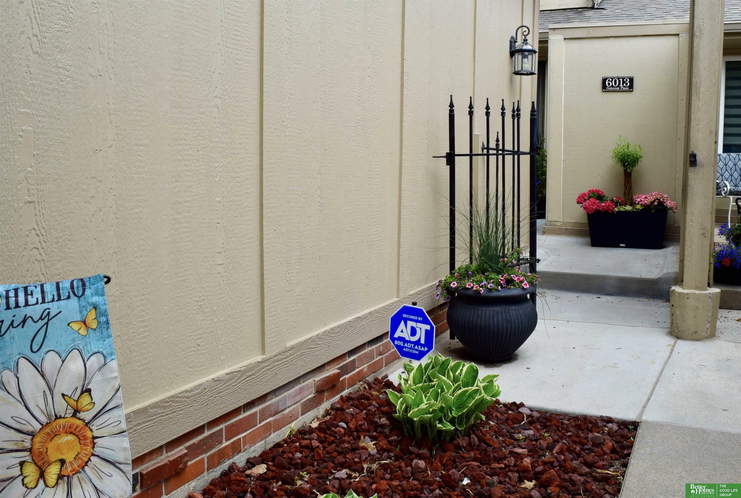 Property Photo: 6013 Oakcrest Plaza 33 NE 68137