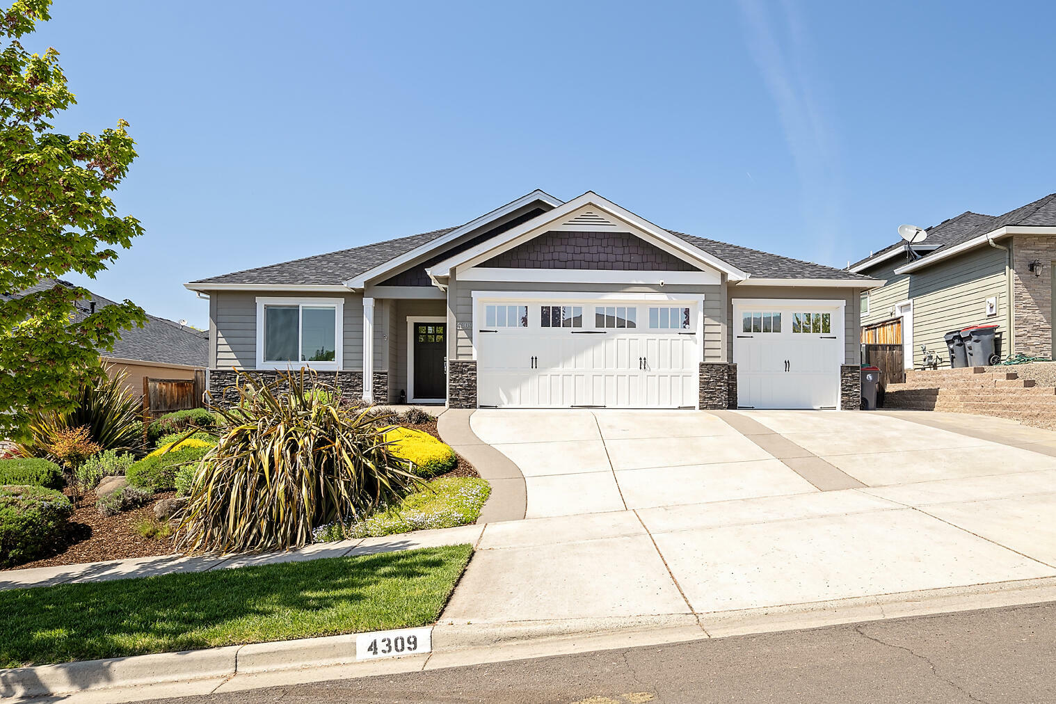 Property Photo: 4309 Navarro Springs Avenue OR 97504