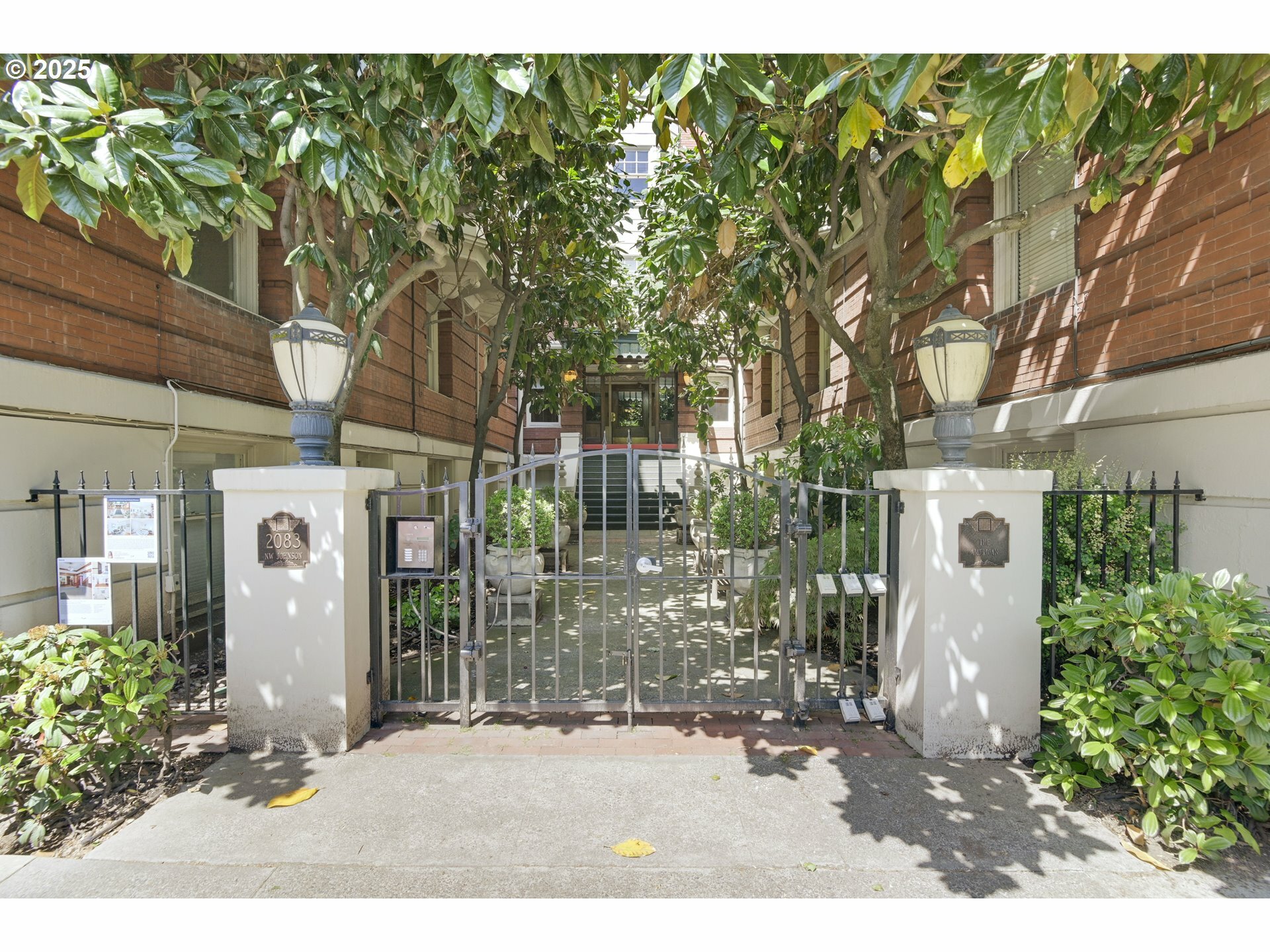 Property Photo: 2083 NW Johnson St 2 OR 97209
