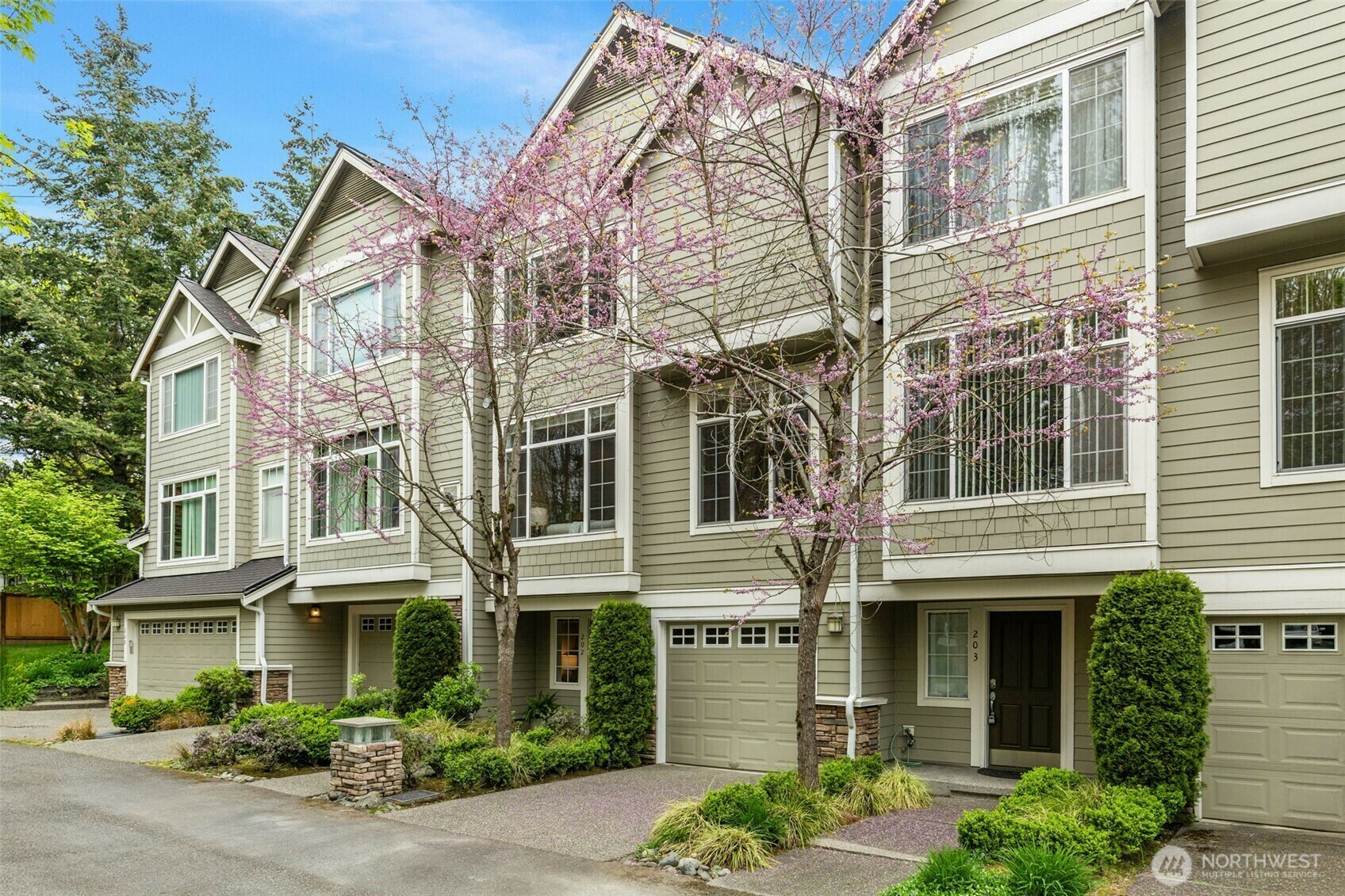 Property Photo: 11800 SE 4th Place 202 WA 98005