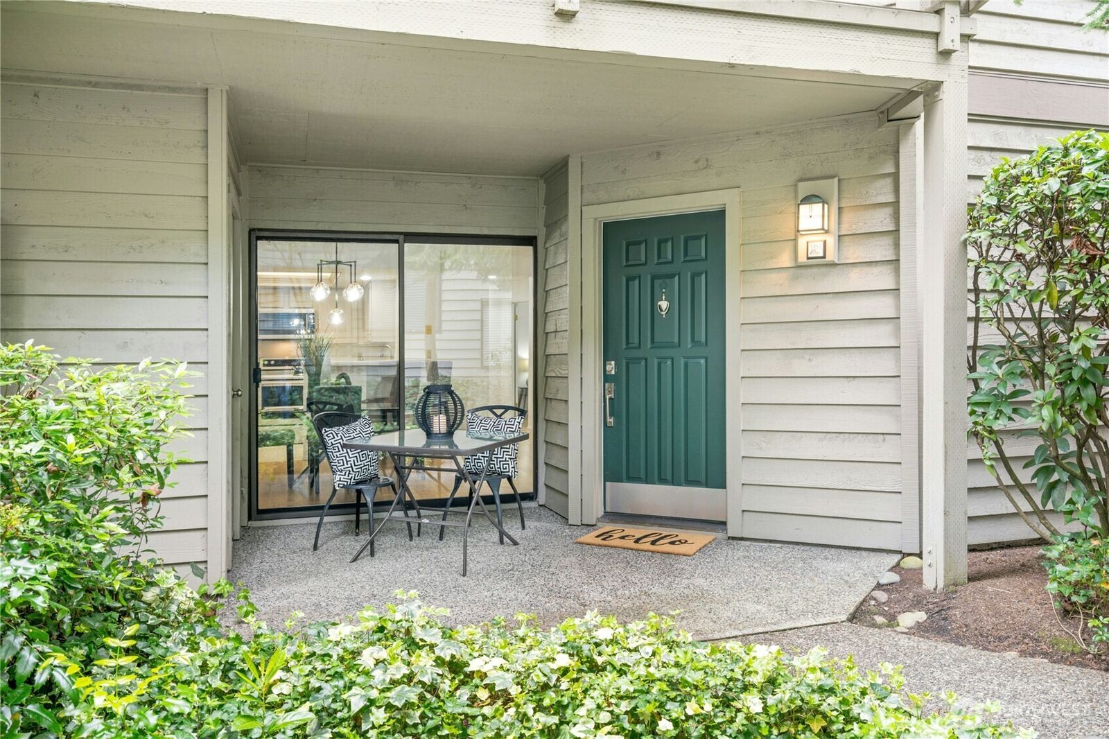Property Photo: 1392 Bellevue Way NE 1 WA 98004