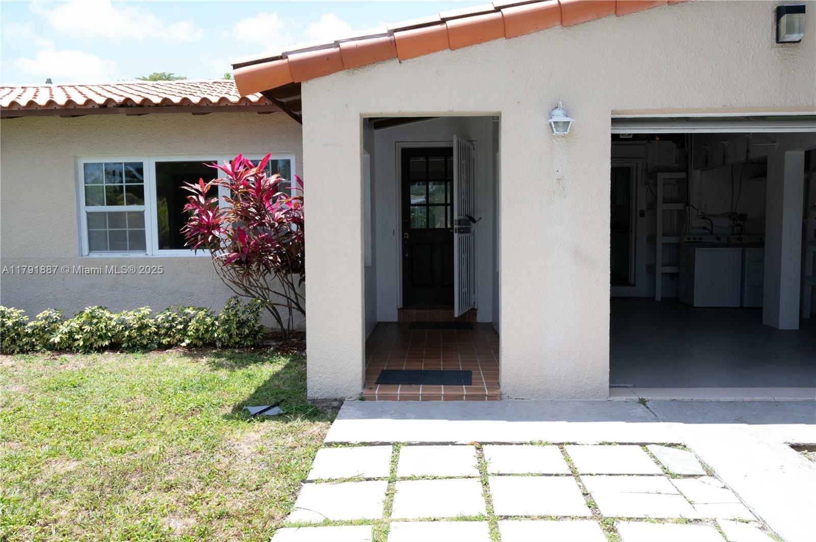 Property Photo: 1520 NE 108th St FL 33161