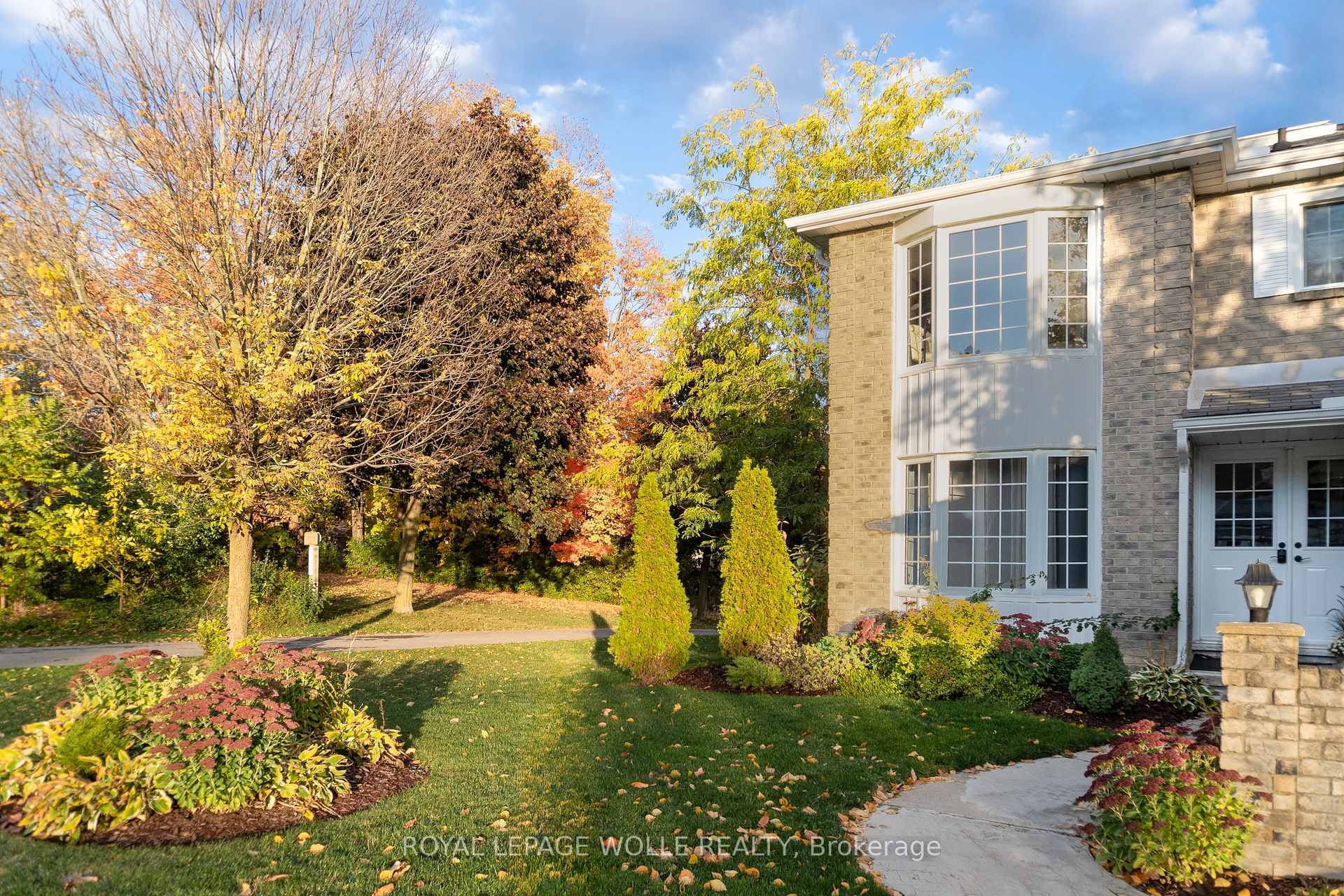 Photo de la propriété:  206 Westvale Drive  ON N2T 1C3 