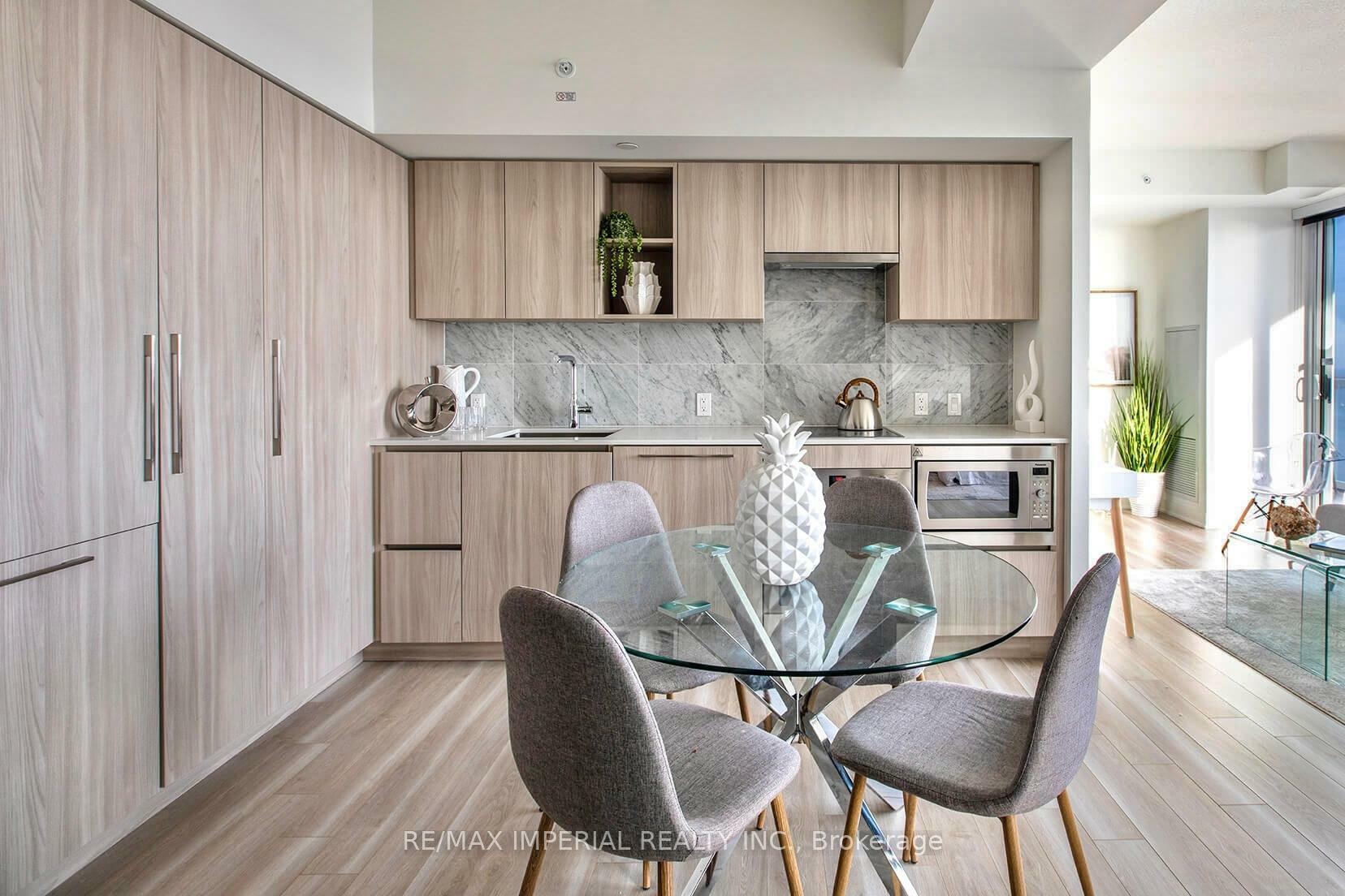 Property Photo: 19 Bathurst Street 611 ON M5V 0N2
