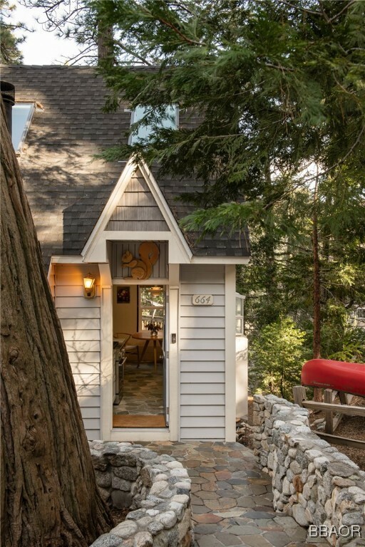 Property Photo:  664 E Victoria Court  CA 92352 