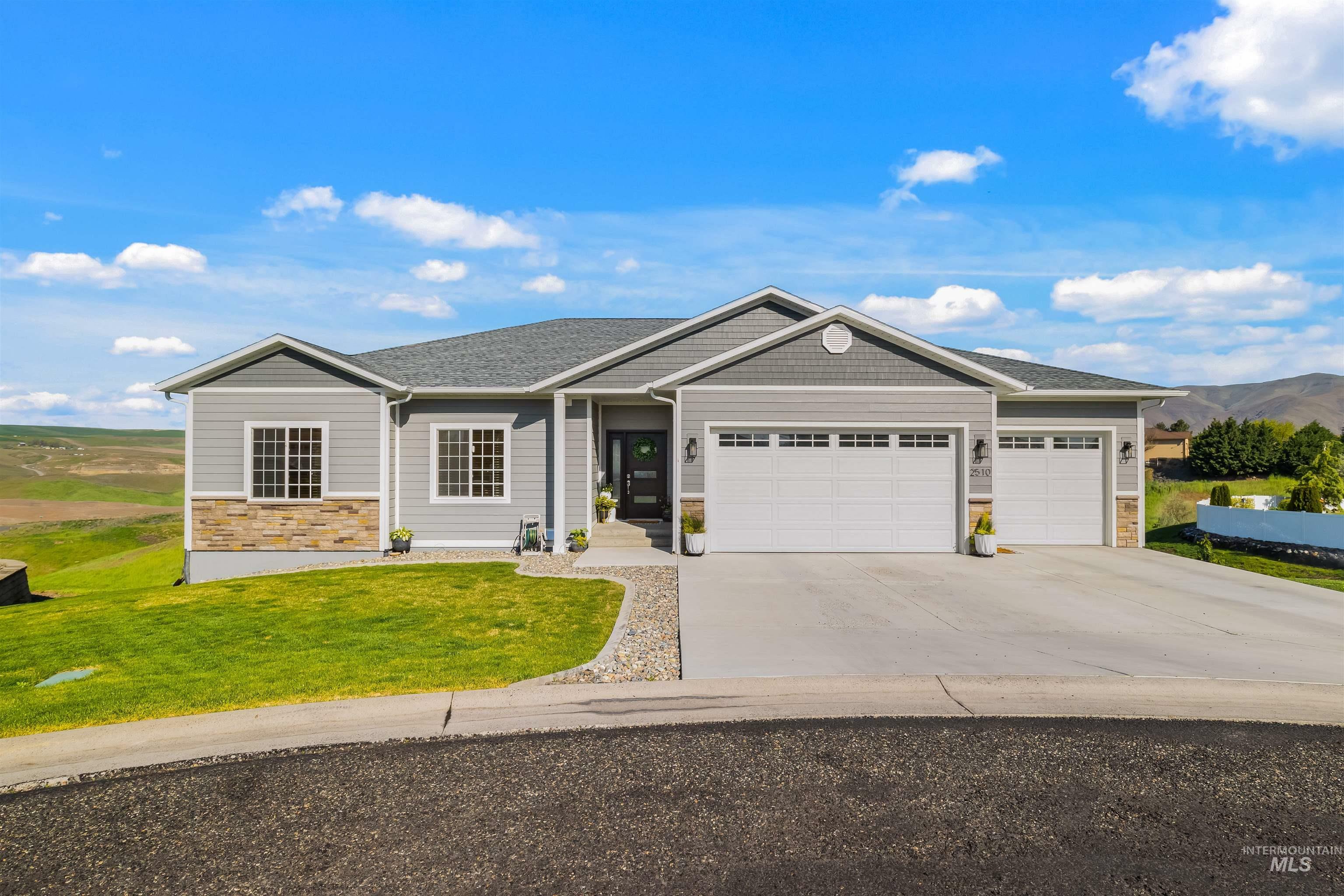 Property Photo: 2510 Westridge Court WA 99403