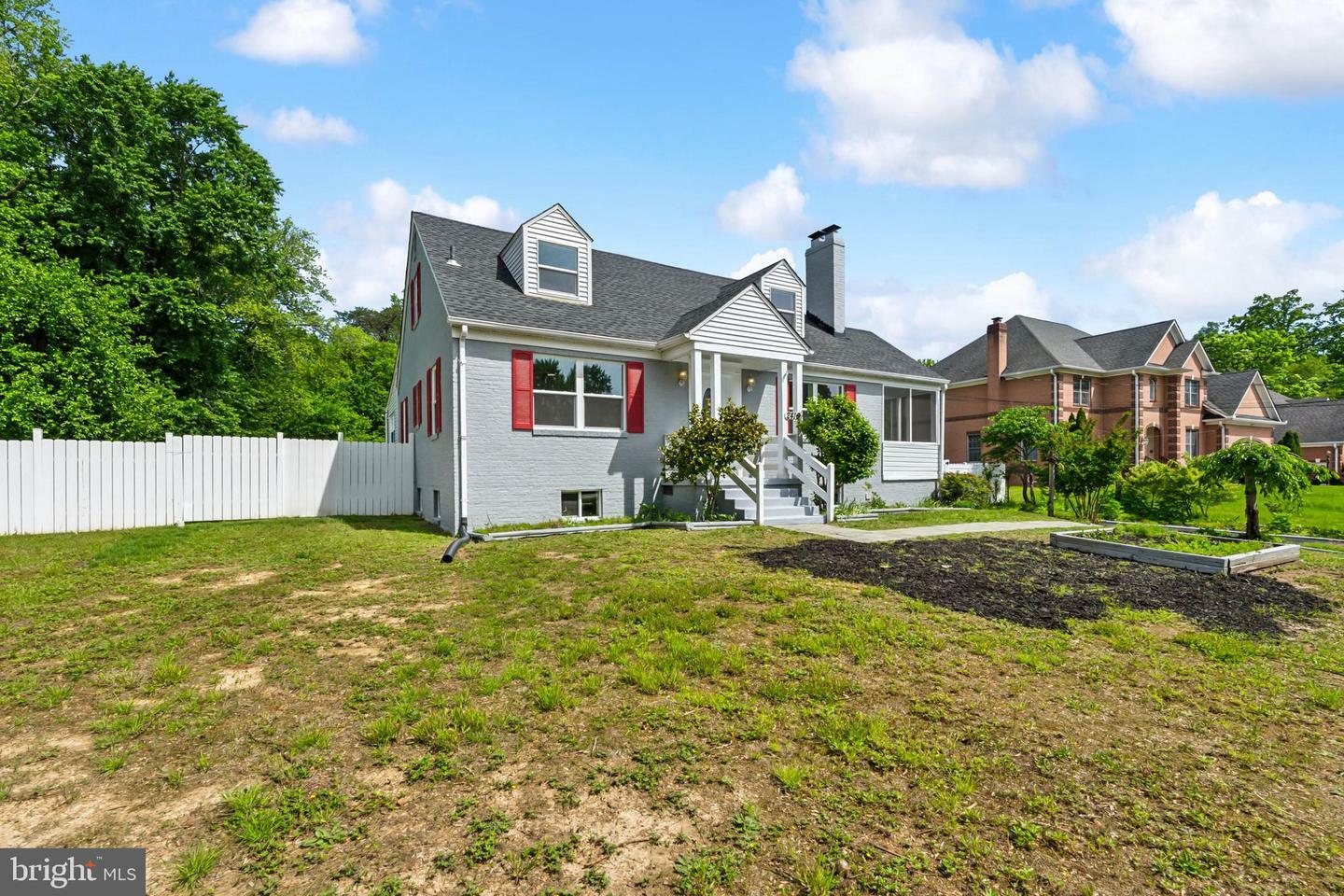 Property Photo: 2416 Sherwood Hall Lane VA 22306