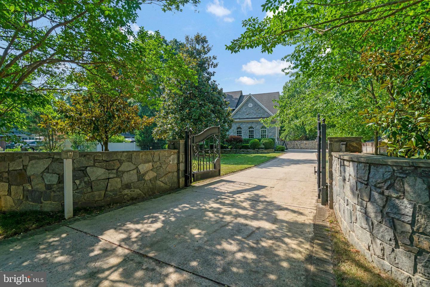 Property Photo: 2504 Sherwood Hall Lane VA 22306
