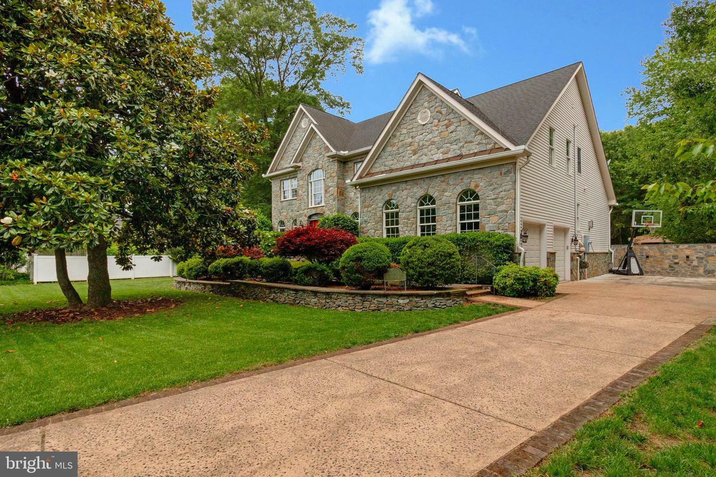 Property Photo: 2504 Sherwood Hall Lane VA 22306