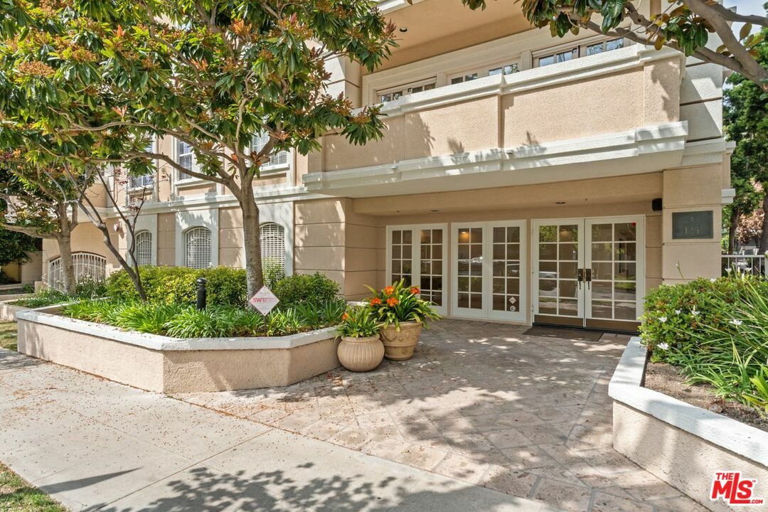 Property Photo: 125 S Oakhurst Dr CA 90212