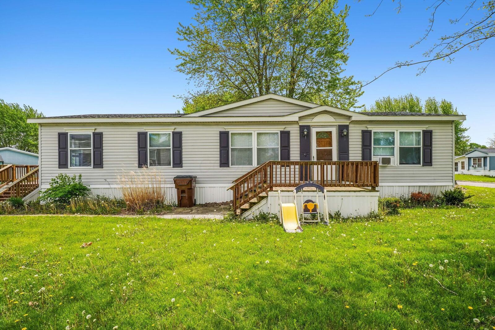 Property Photo: 102 Woodcrest Drive OH 43040