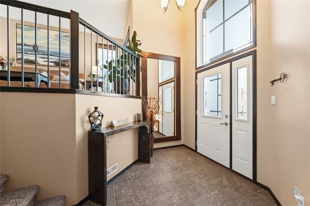 Property Photo: 126 Mosselle Drive MB R2P 1M7