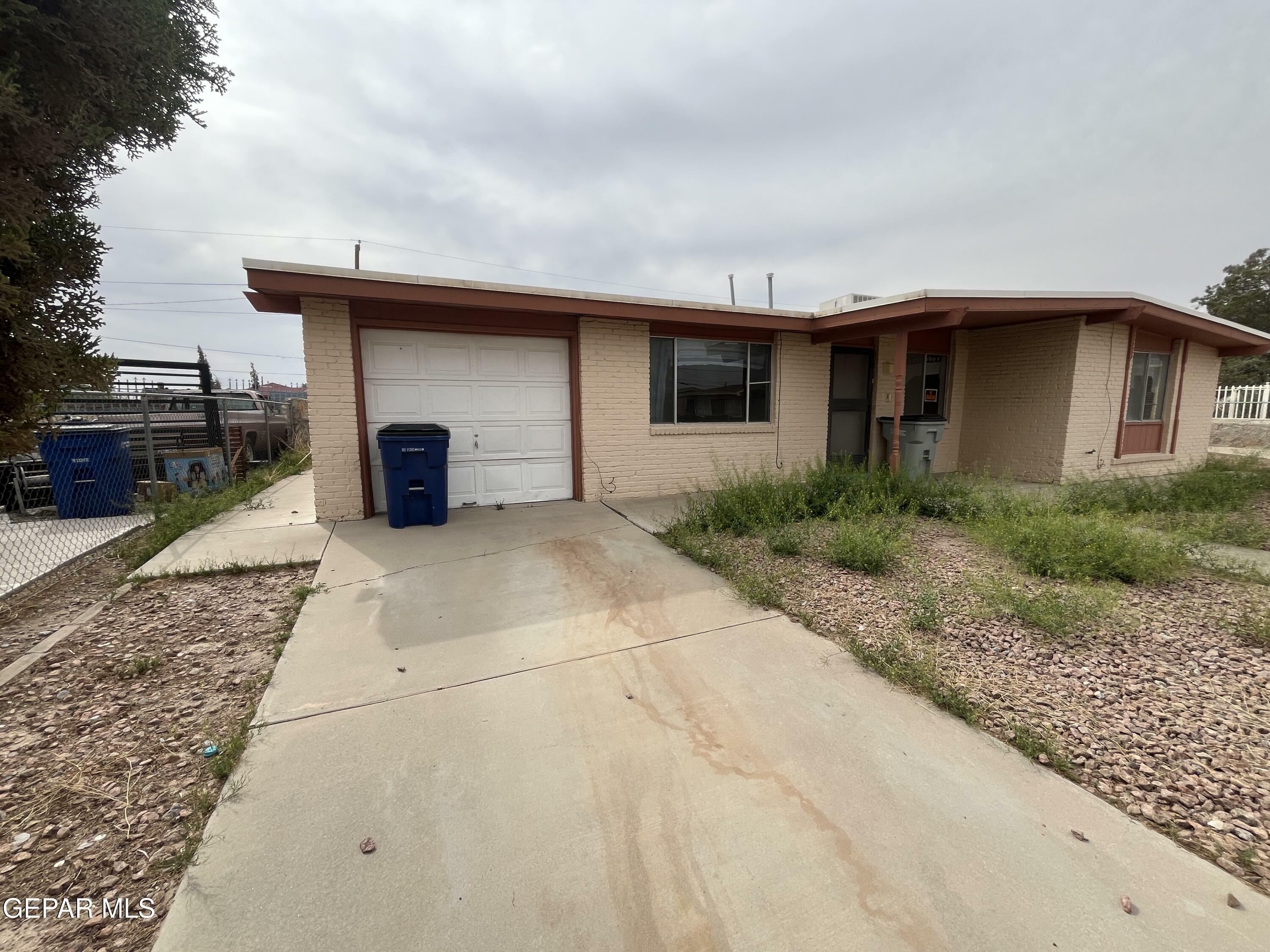Property Photo: 522 Gilmore Way TX 79907