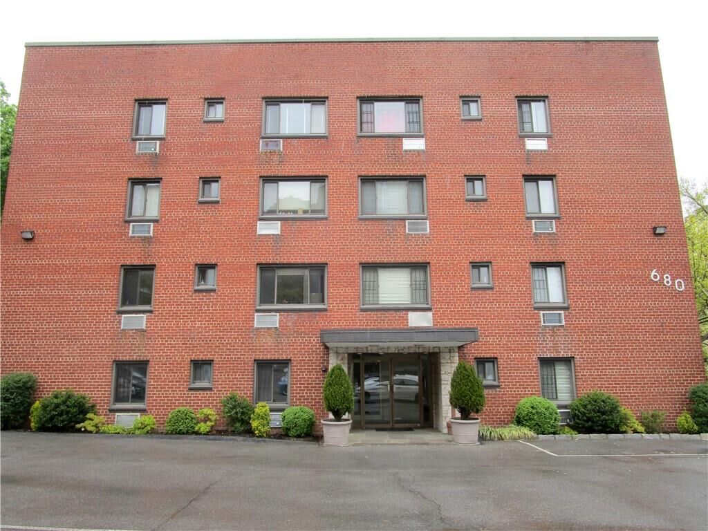 Property Photo: 680 N Terrace Avenue 5E NY 10552