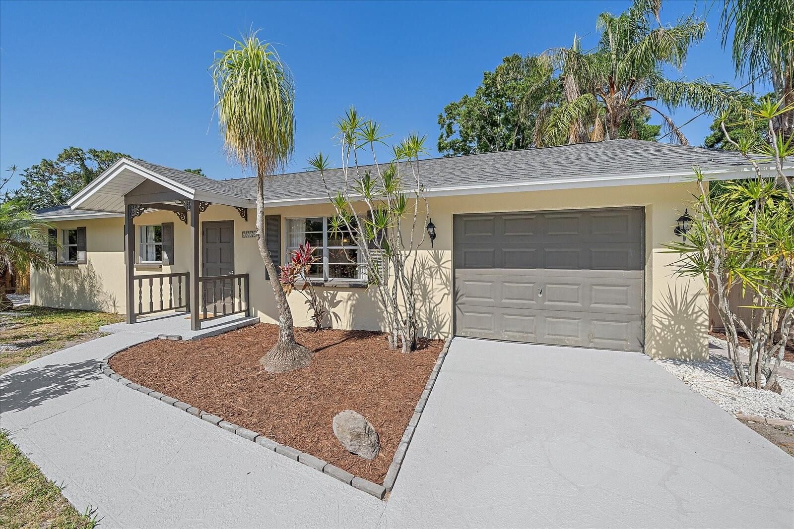 Property Photo: 2226 Fairfield Avenue FL 34232