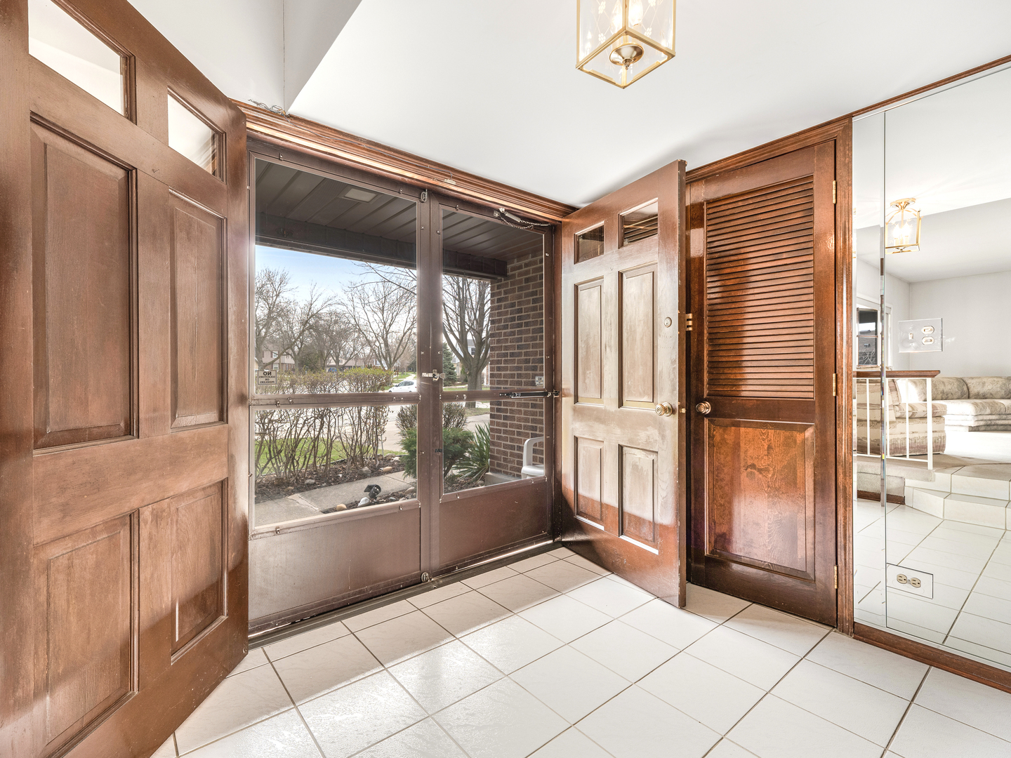 Property Photo: 1602 S Surrey Lane IL 60005