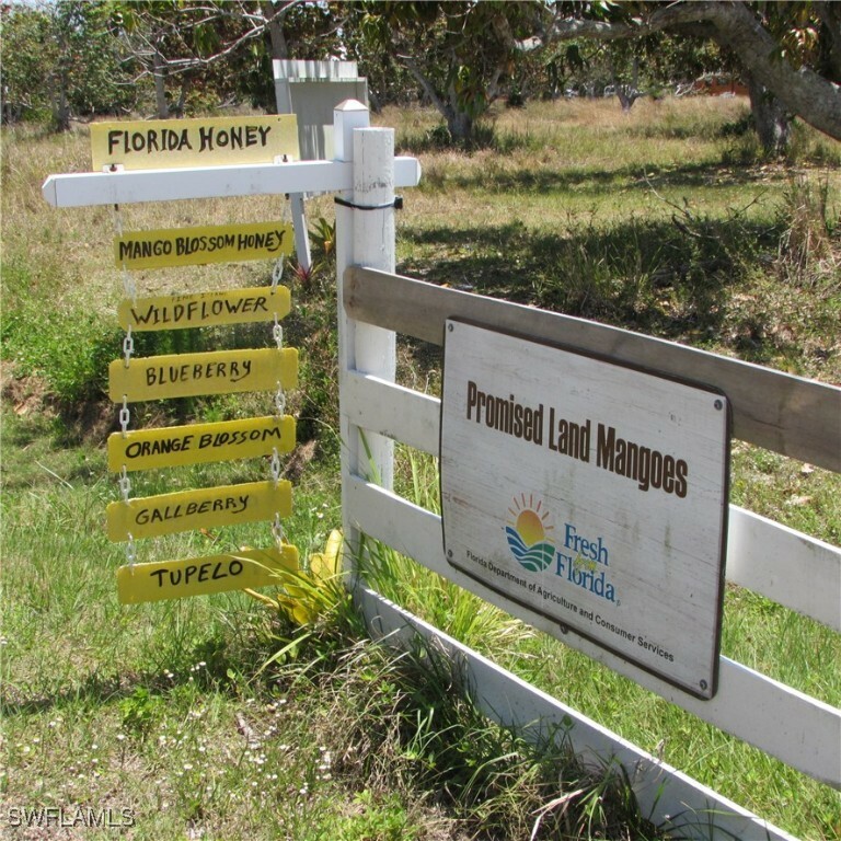 Property Photo: 7127 Pineland Road FL 33922