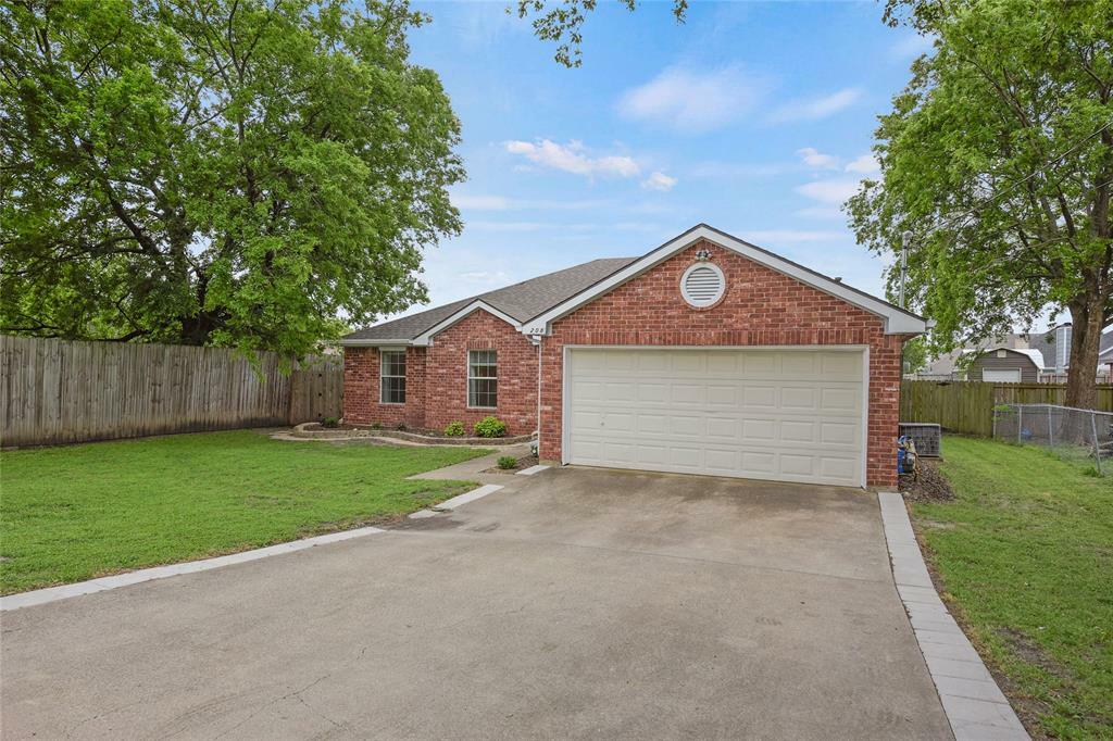 Property Photo: 208 W Black Oak Lane TX 75087