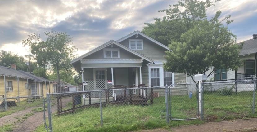 Property Photo: 815 S Waverly Drive TX 75208