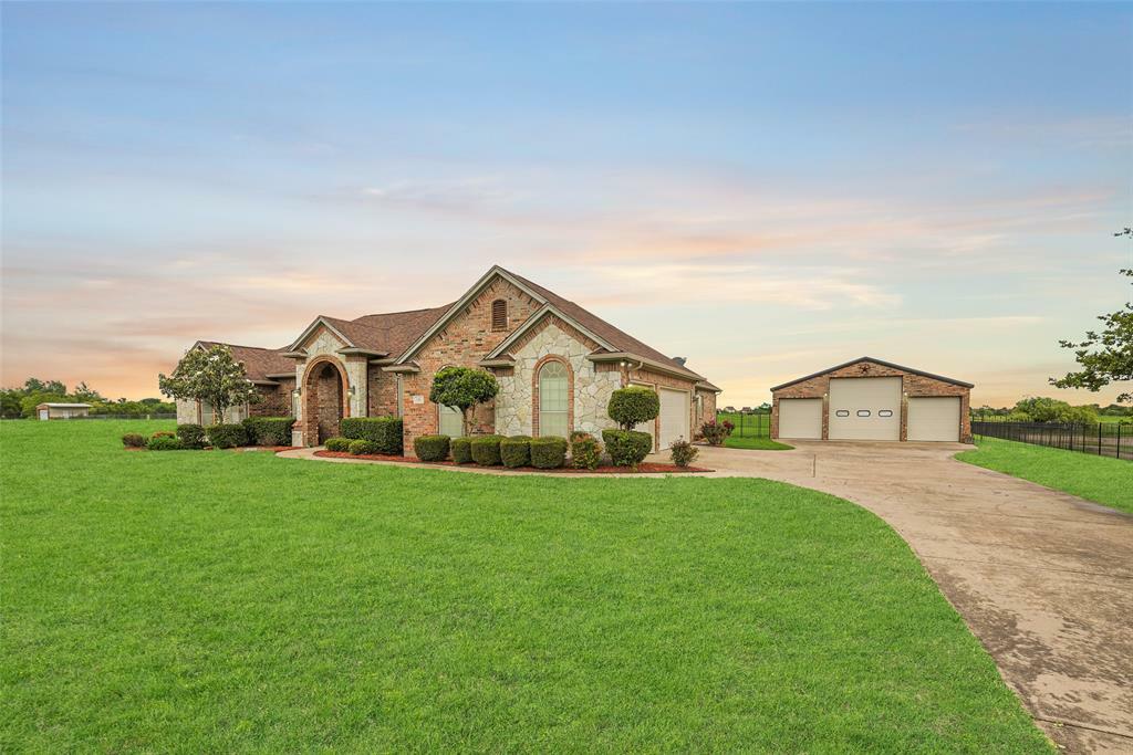 Property Photo: 1310 Shadow Lakes Drive TX 75169