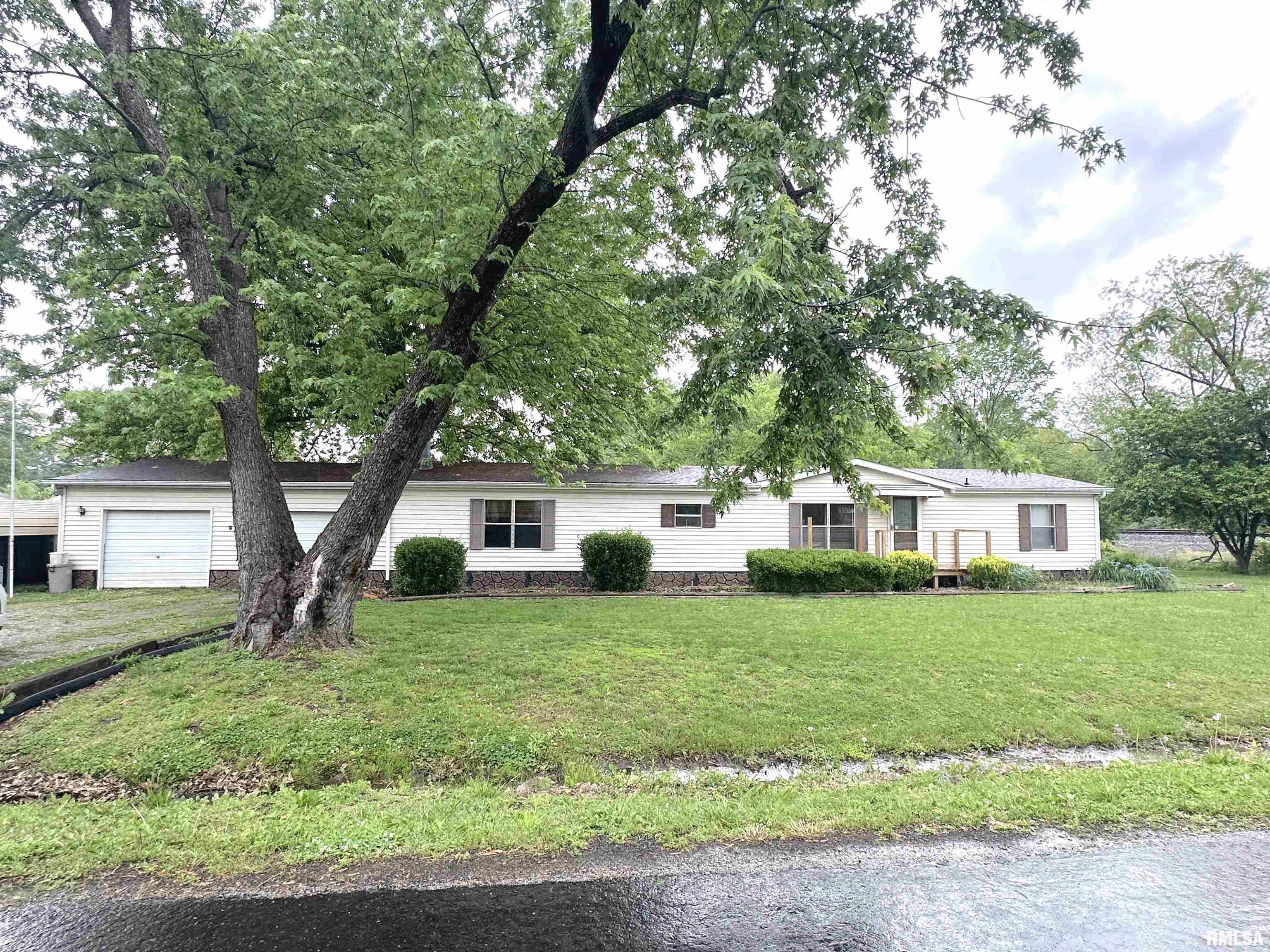 Property Photo:  208 E Yung Street  IL 62884 