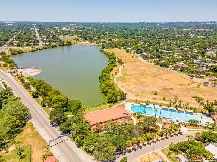 Property Photo: 1822 W Woodlawn TX 78201