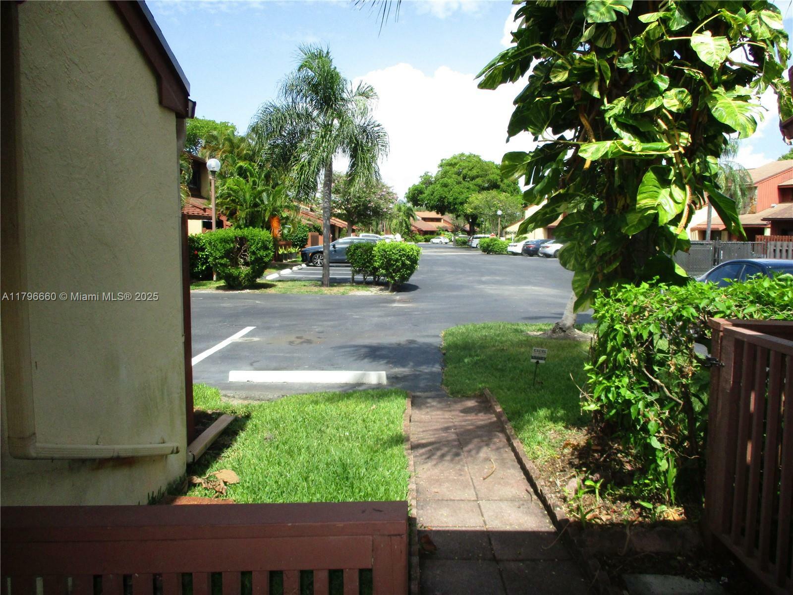 Property Photo: 424 SE 11th Ter 424 FL 33004