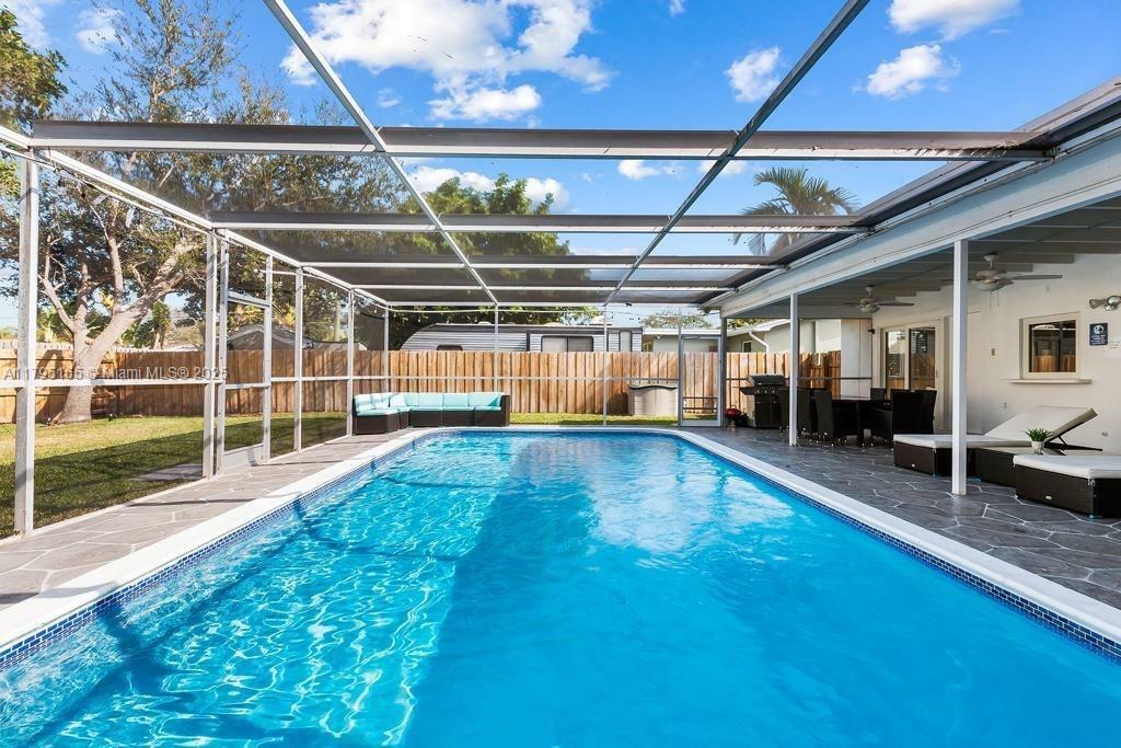 Property Photo: 3719 W Park Rd FL 33021