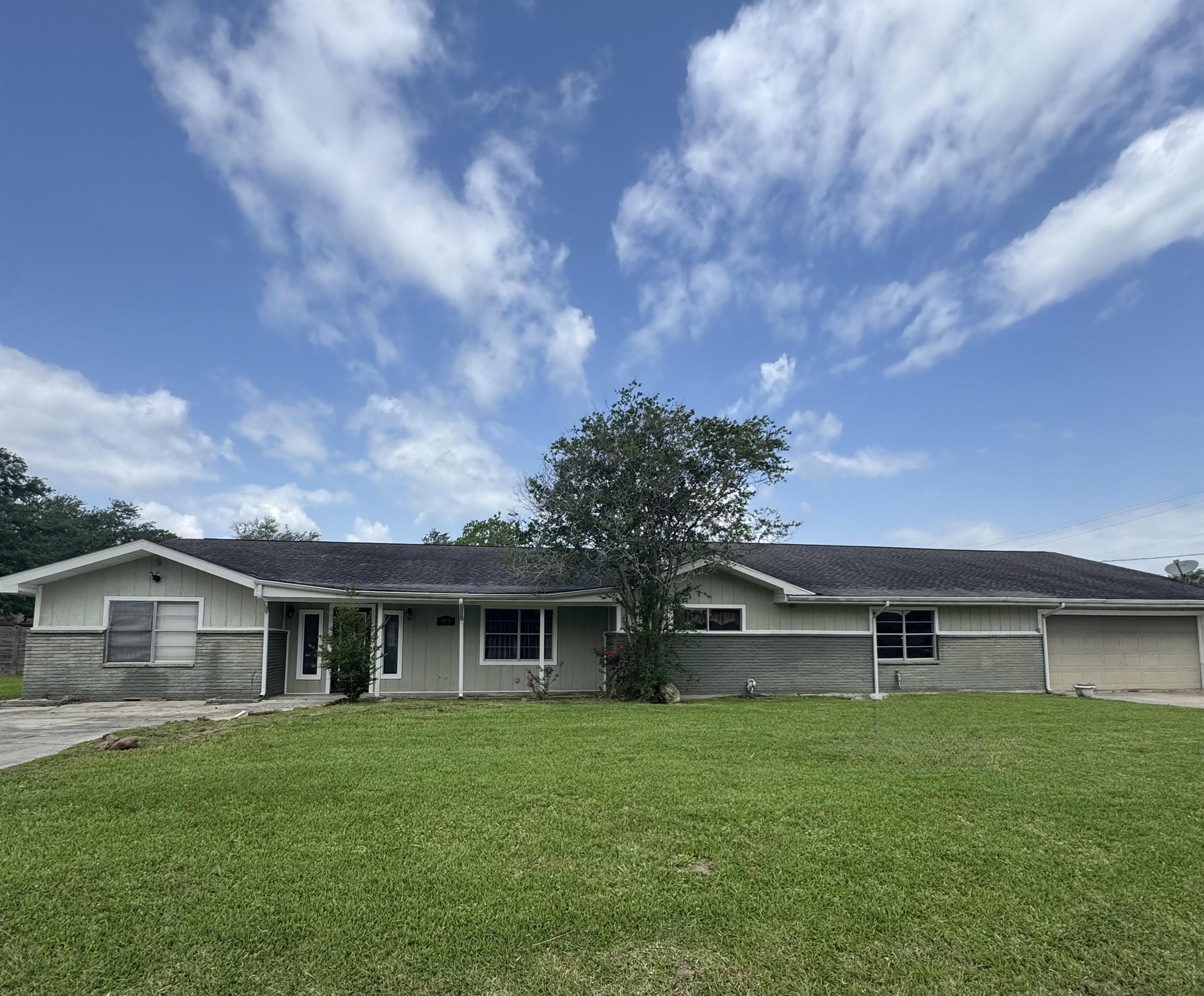 Property Photo: 805 Dugas St TX 77611