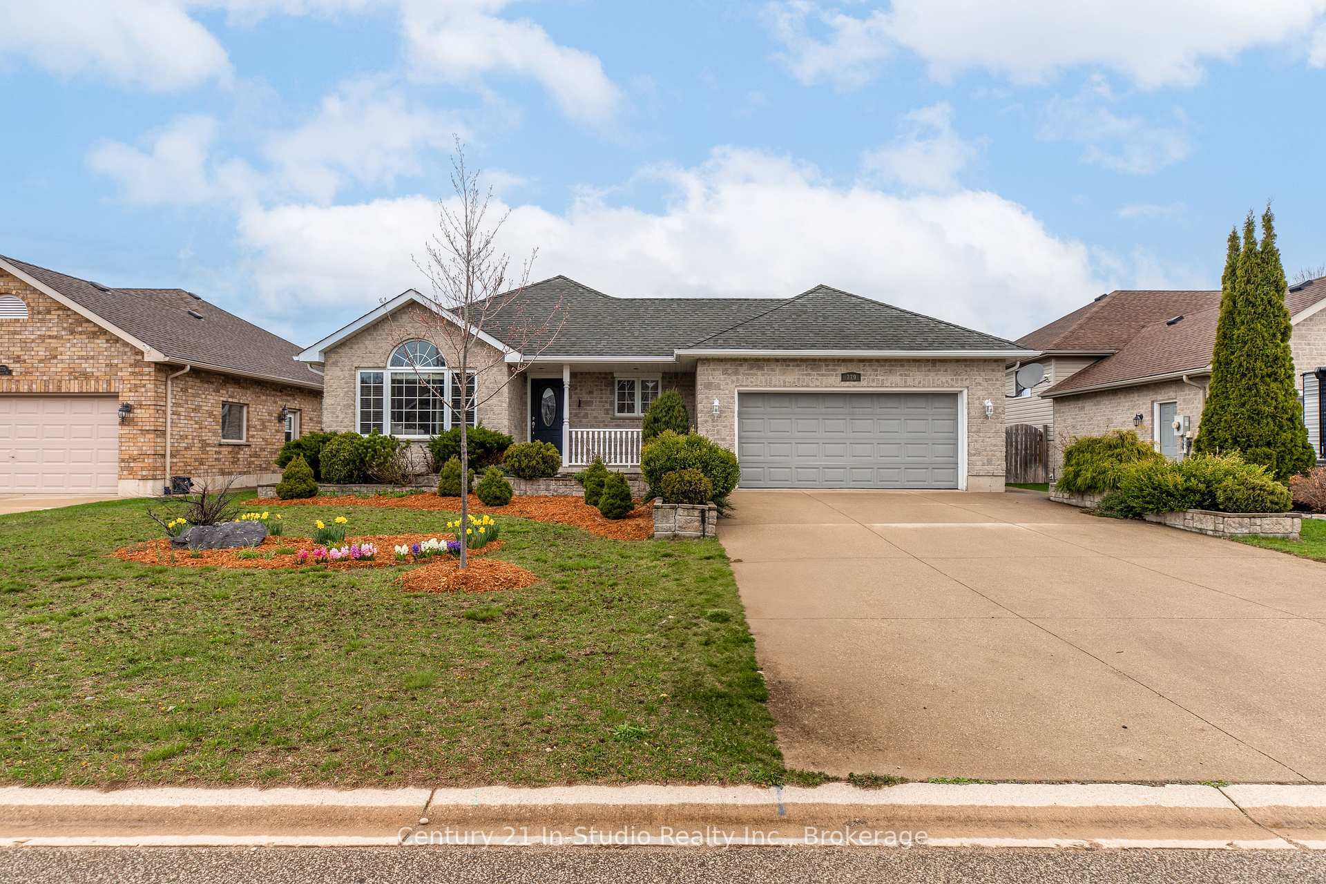 Property Photo: 779 Oakwood Drive ON N0H 2C4