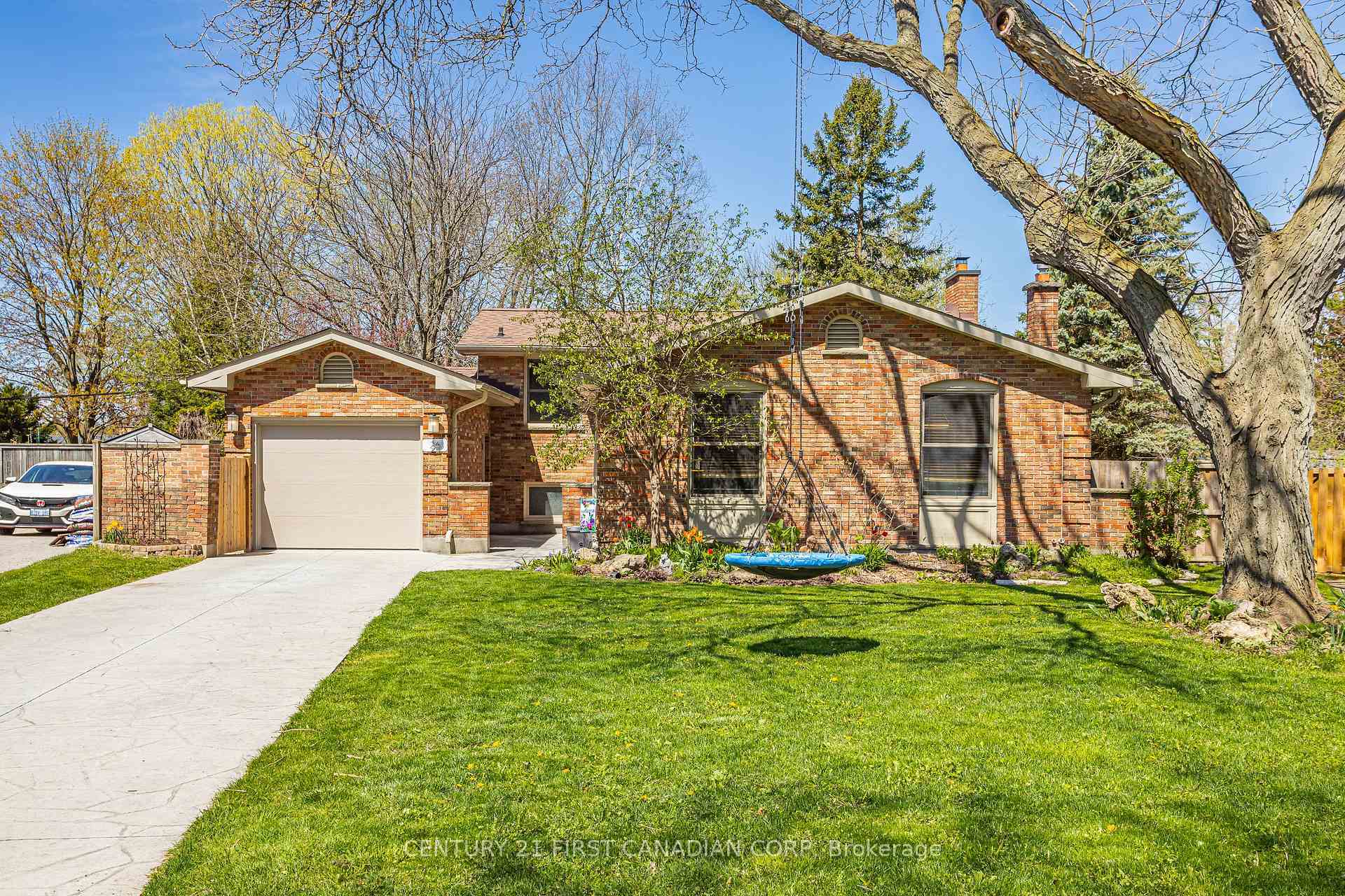 Property Photo: 24 Gatineau Crescent ON N6K 2Z7