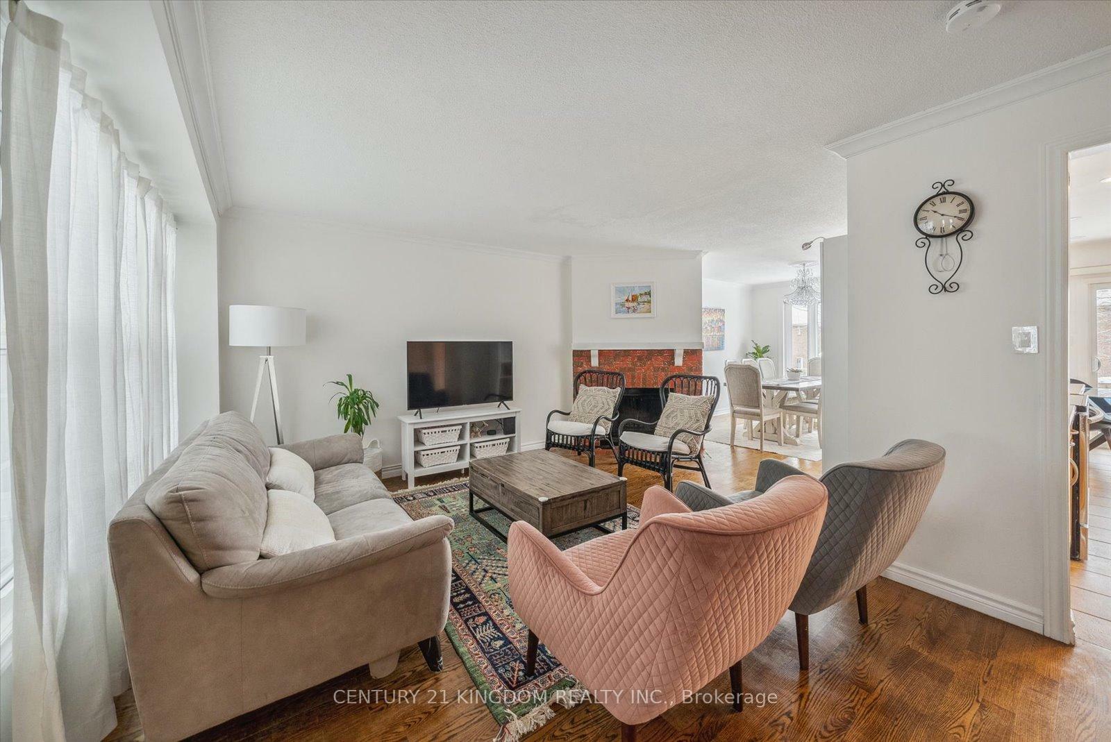 Property Photo: 51 Don Head Village Boulevard Main ON L4C 7M7
