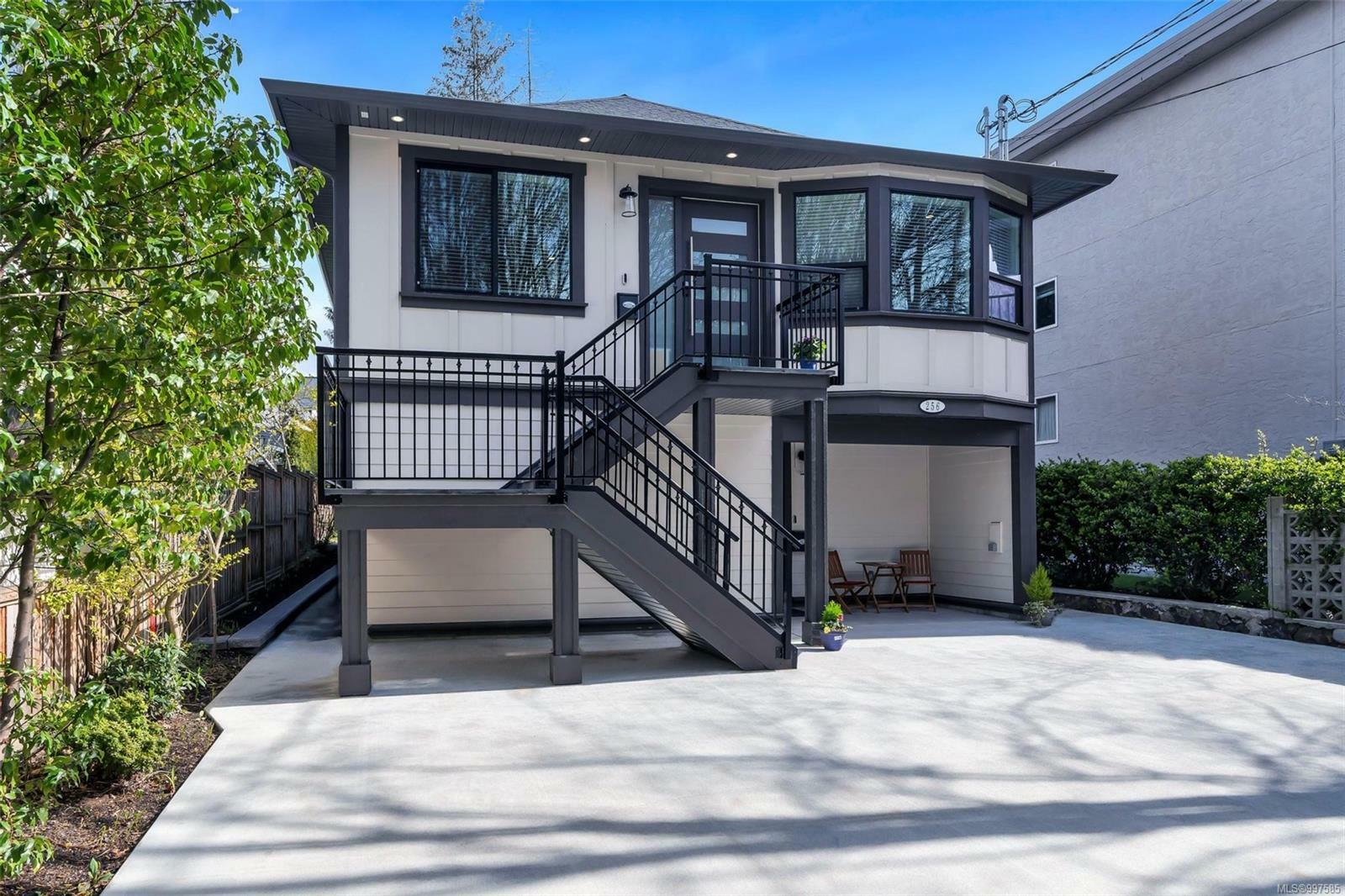 Property Photo: 256 Superior St BC V8V 1T3