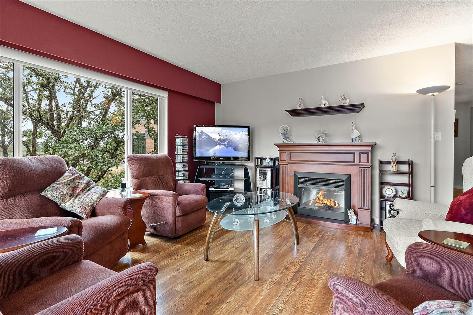 Property Photo: 2920 Cook St 404 BC V8T 3S7