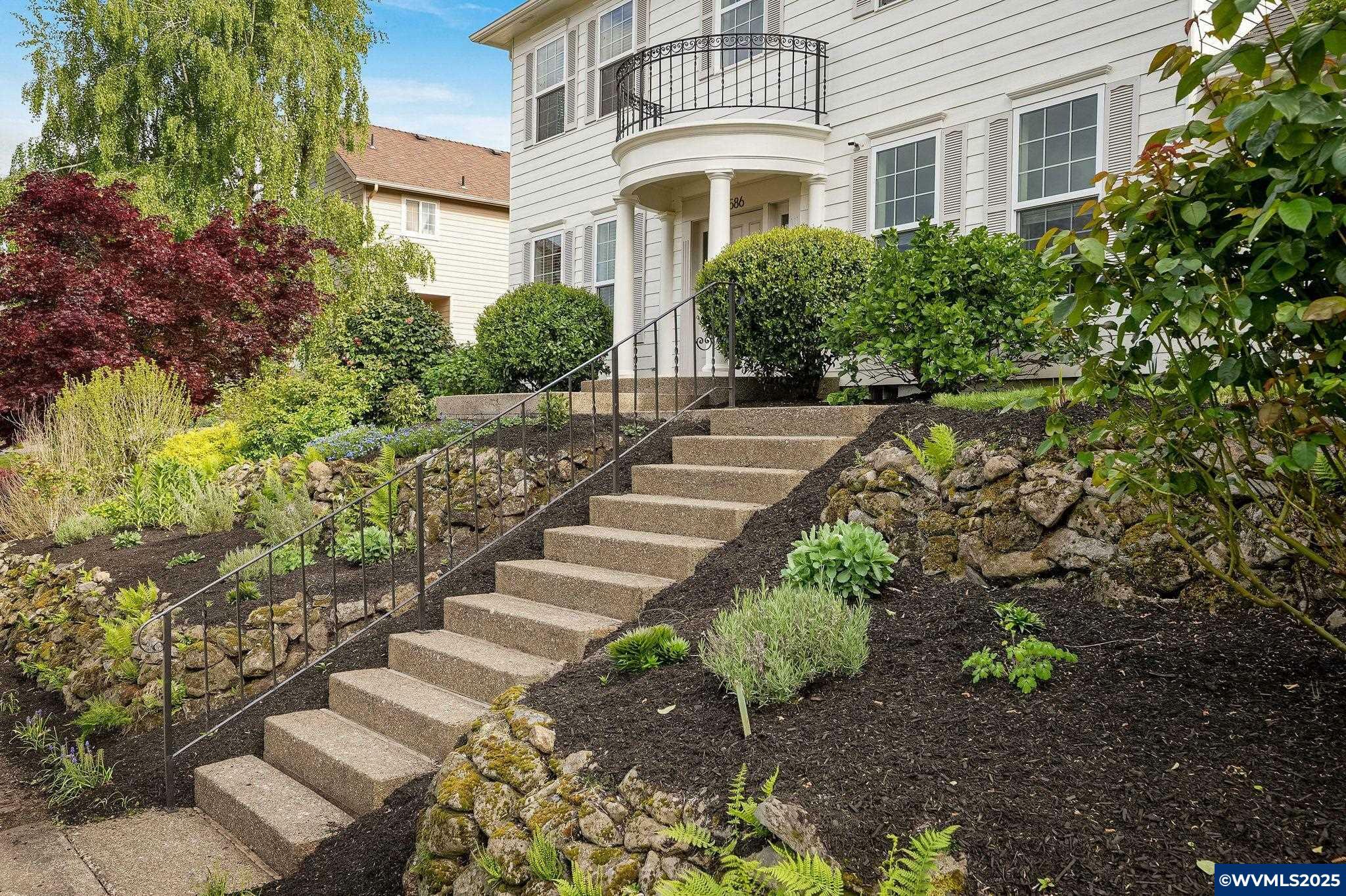 Property Photo: 586 Valderama St SE OR 97306