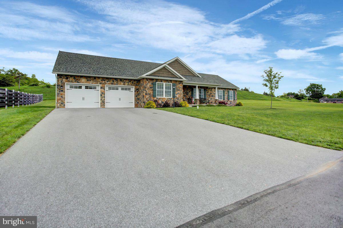 Property Photo: 230 Meadowcreek Drive N PA 17202