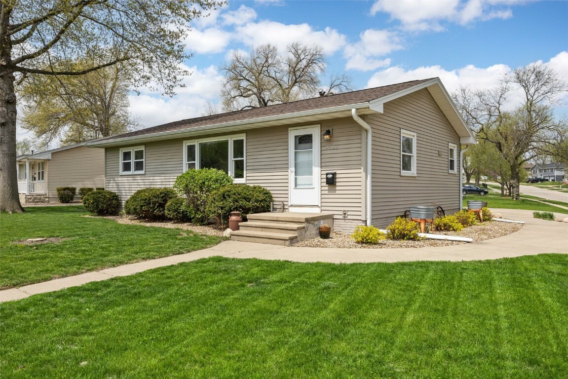 Property Photo: 2024 Larry Dr NE IA 52402