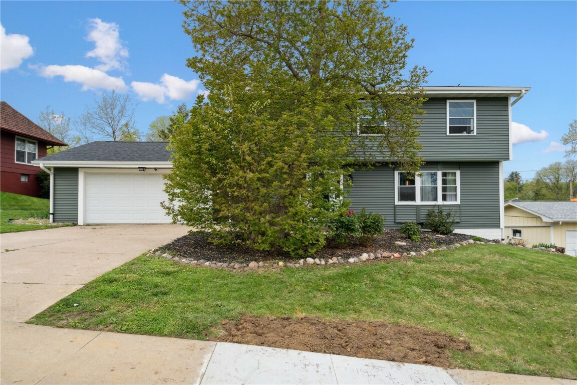 Property Photo: 335 Parkland Drive SE IA 52403