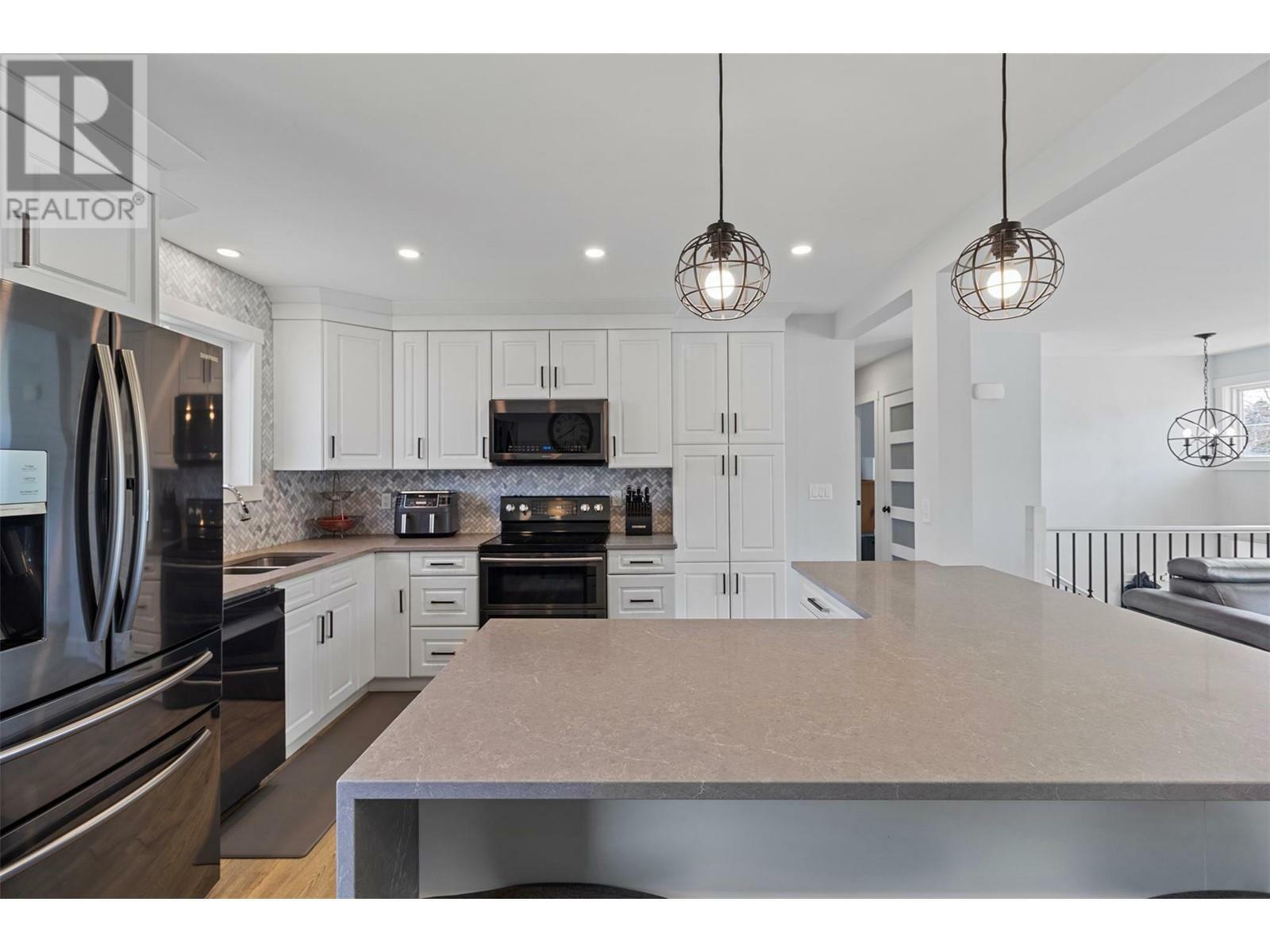 Property Photo: 689 Valdes Drive BC V2B 5J1