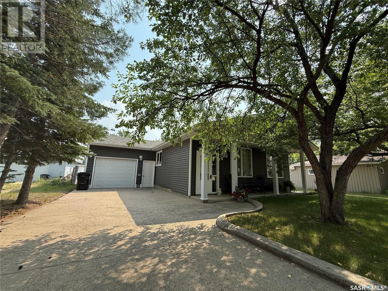 Property Photo:  610 Carbon Avenue  SK S0C 0M0 