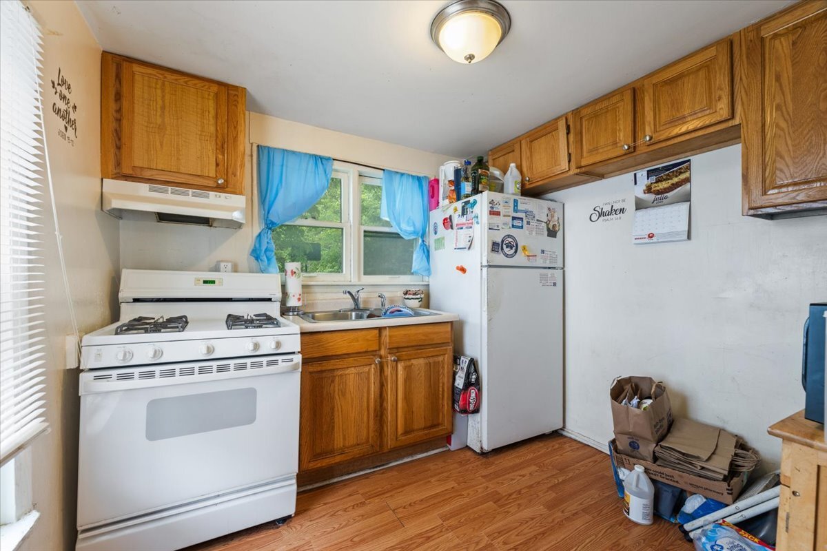 Property Photo:  808 Gillette Avenue  IL 60506 