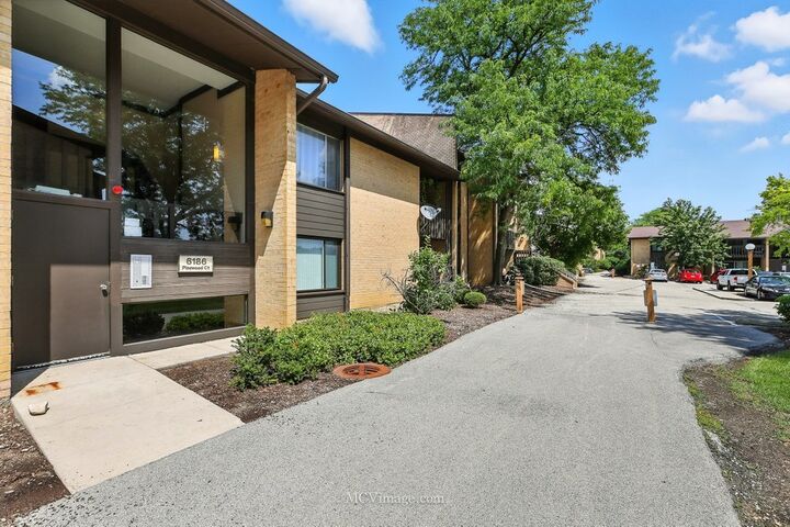 Property Photo: 6186 Pinewood Court 102 IL 60527