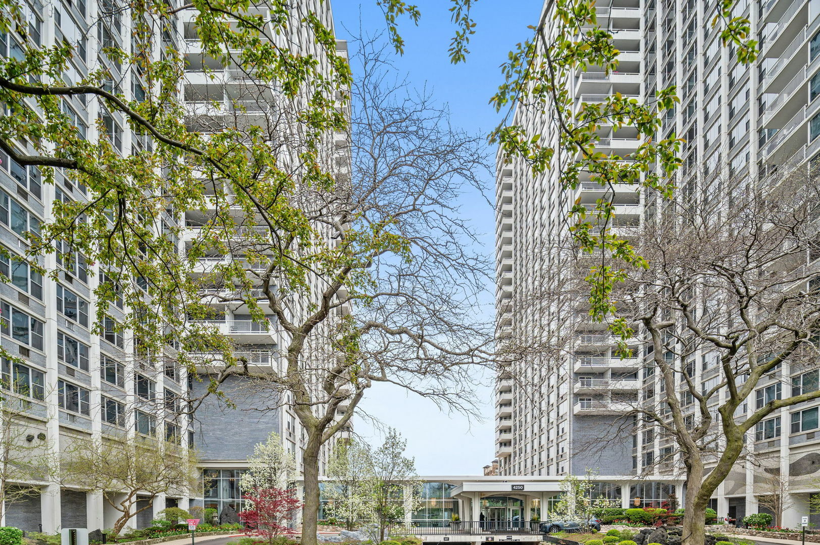 Property Photo: 4250 N Marine Drive 1723 IL 60613