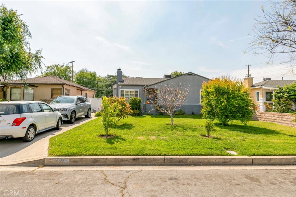 Property Photo: 1527 N Screenland Drive CA 91505