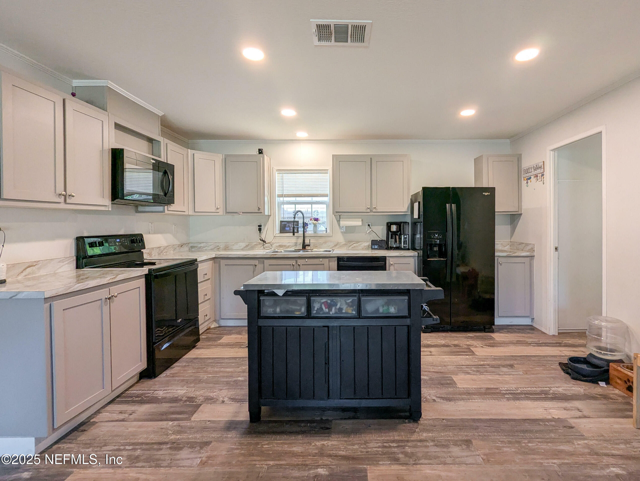 Property Photo: 6006 E 6th Manor FL 32177