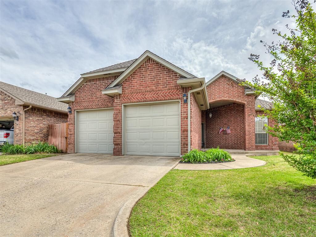 Property Photo: 516 SW 124th Place OK 73170