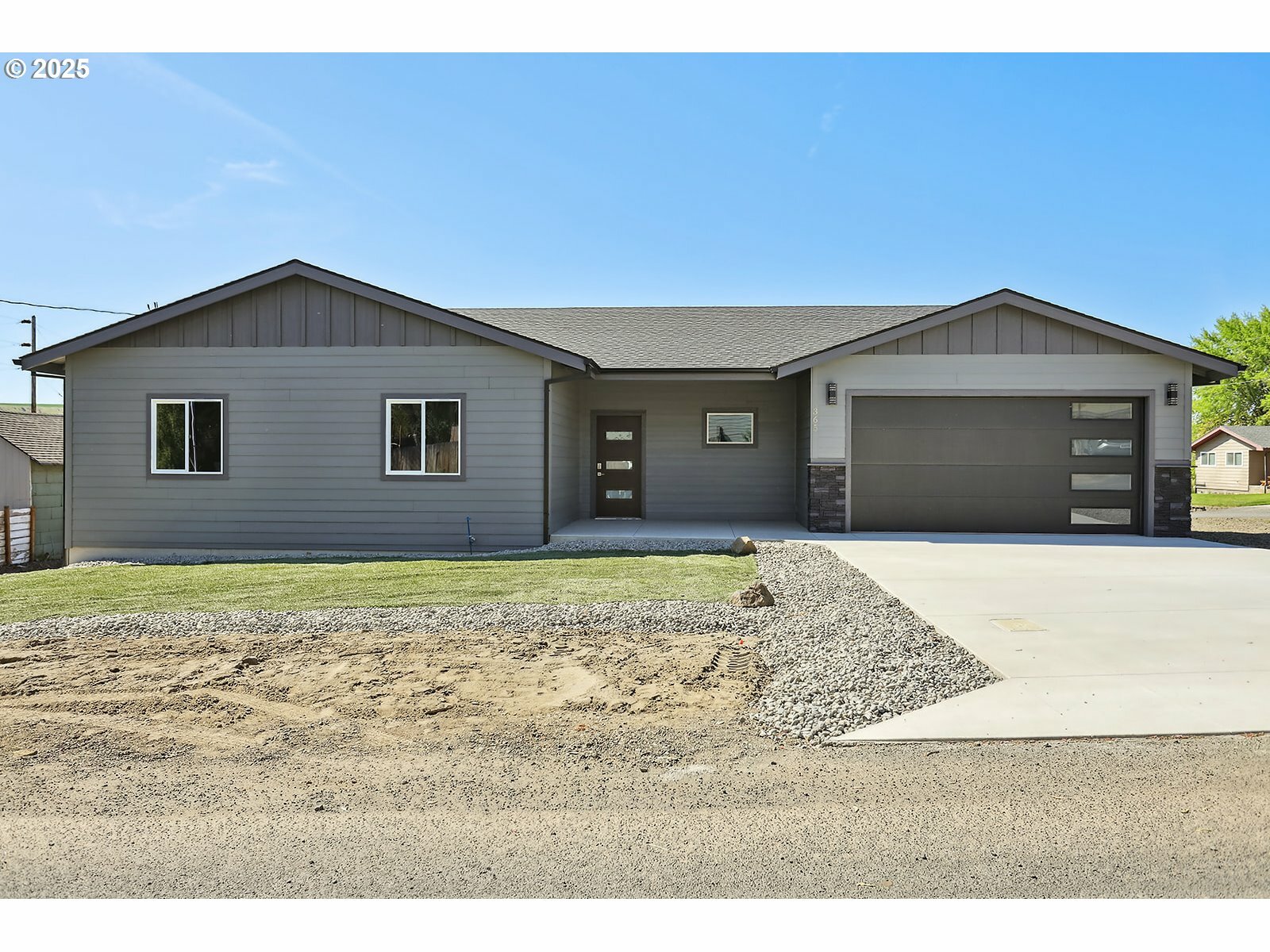 Property Photo: 365 NW 4th St OR 97021