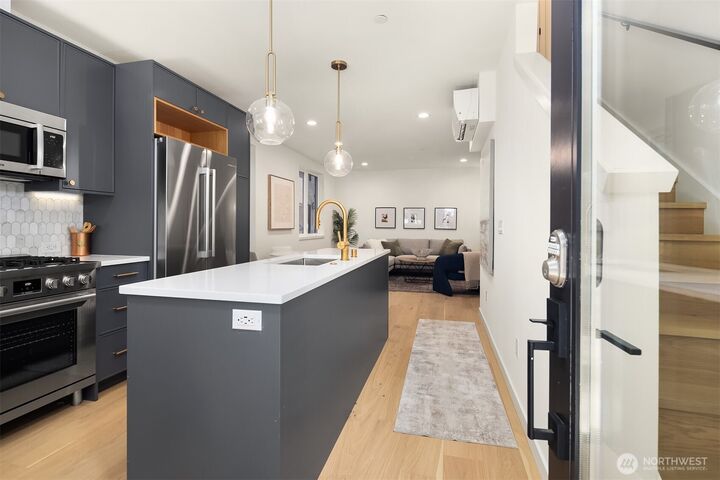 Property Photo: 1228 15th Avenue E 5 WA 98112